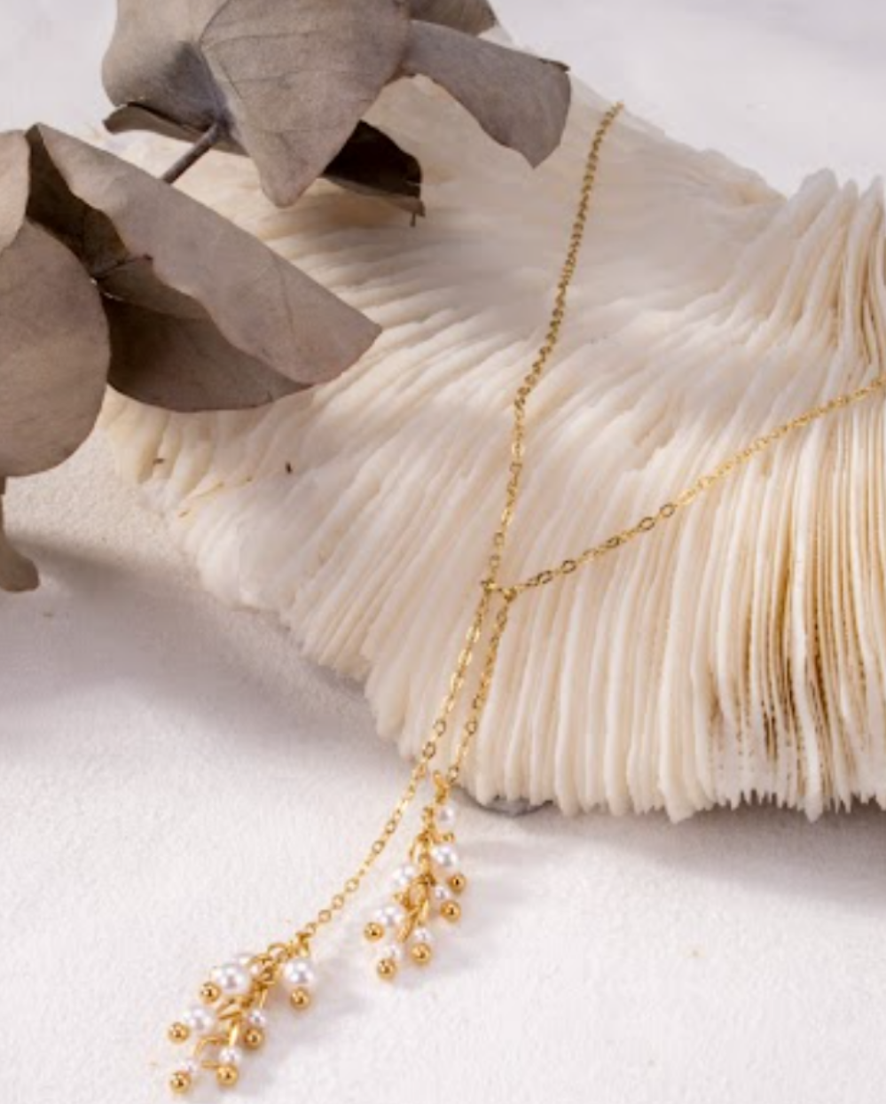 Collier chaîne dorée avec mini perles synthétiques