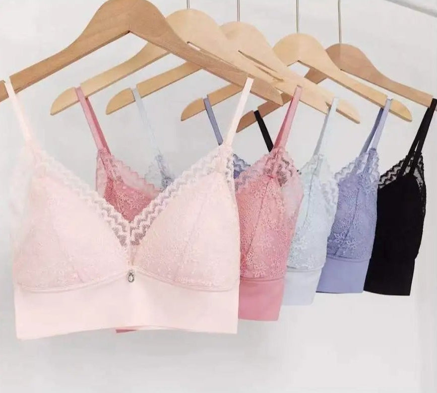 Brassière dentelle et bijoux